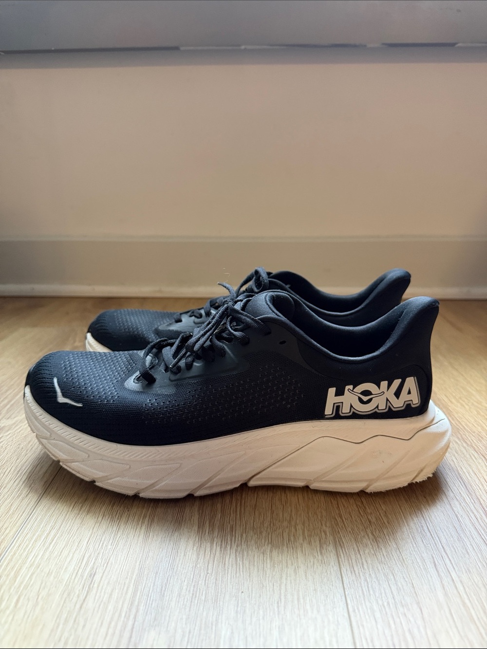 HOKA Men's Arahi 7 running shoes in a black Sz 9